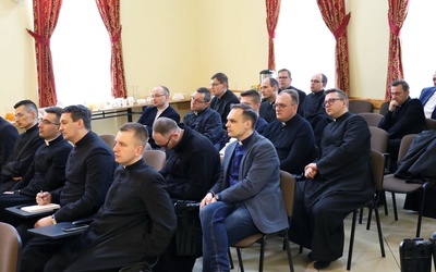 Księża w czasie konferencji w auli seminaryjnej.