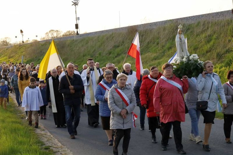 Z Matką Bożą Fatimską po ulicach Pszenna