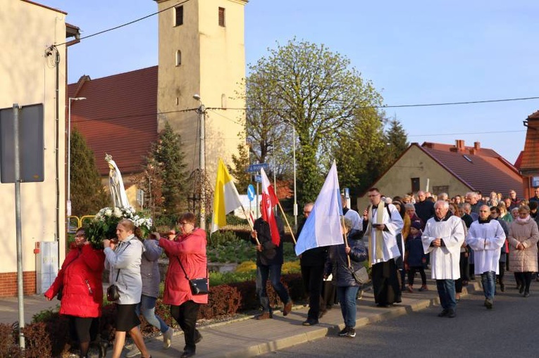 Z Matką Bożą Fatimską po ulicach Pszenna