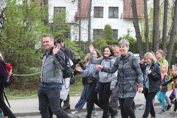 10. Piesza Pielgrzymka Diecezji Bielsko-Żywieckiej do Łagiewnik wyrusza z Hałcnowa - 2022 - cz. 2