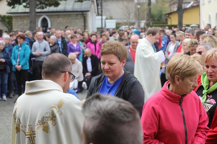 10. Piesza Pielgrzymka Diecezji Bielsko-Żywieckiej do Łagiewnik wyrusza z Hałcnowa - 2022 - cz. 1