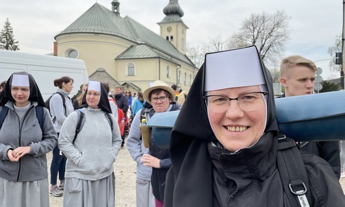 S. Benedykta i blisko 1200 pątników rozpoczyna swój marsz do Bożego Miłosierdzia.