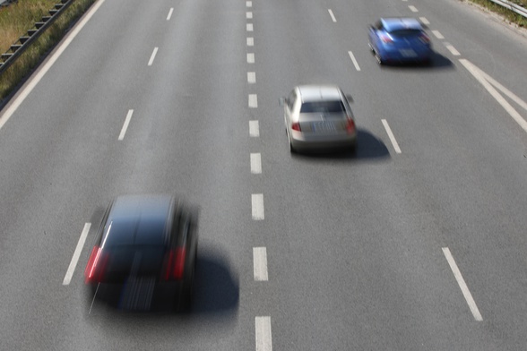 Polscy kierowcy jeżdżą wolniej, a tym samym bezpieczniej