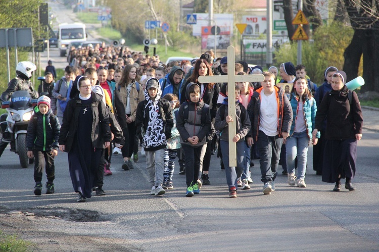 Tarnów-Tuchów. Pielgrzymka ze służebniczkami