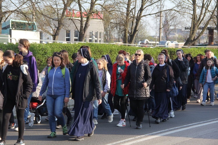 Tarnów-Tuchów. Pielgrzymka ze służebniczkami