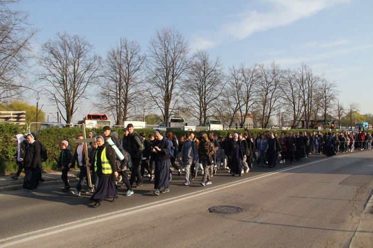 Tarnów-Tuchów. Pielgrzymka ze służebniczkami