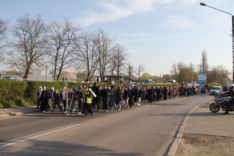 Tarnów-Tuchów. Pielgrzymka ze służebniczkami