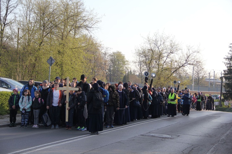 Tarnów-Tuchów. Pielgrzymka ze służebniczkami