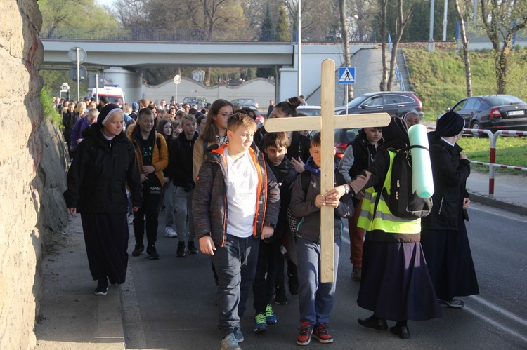 Tarnów-Tuchów. Pielgrzymka ze służebniczkami