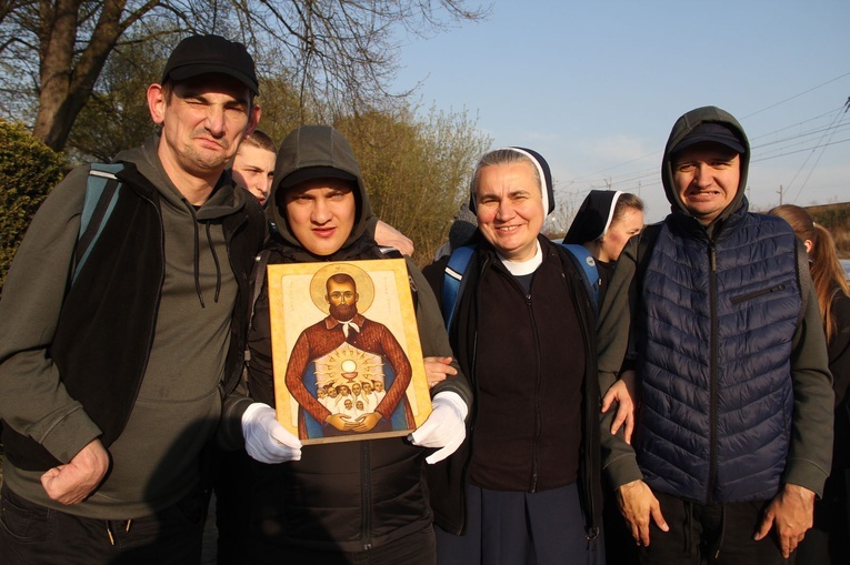 Tarnów-Tuchów. Pielgrzymka ze służebniczkami