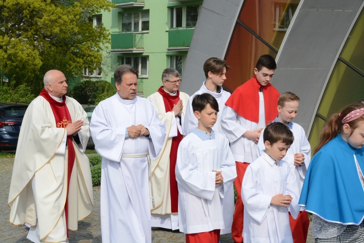 Wprowadzenie relikwii męczenników z Pariacoto do kościoła na Chabrach