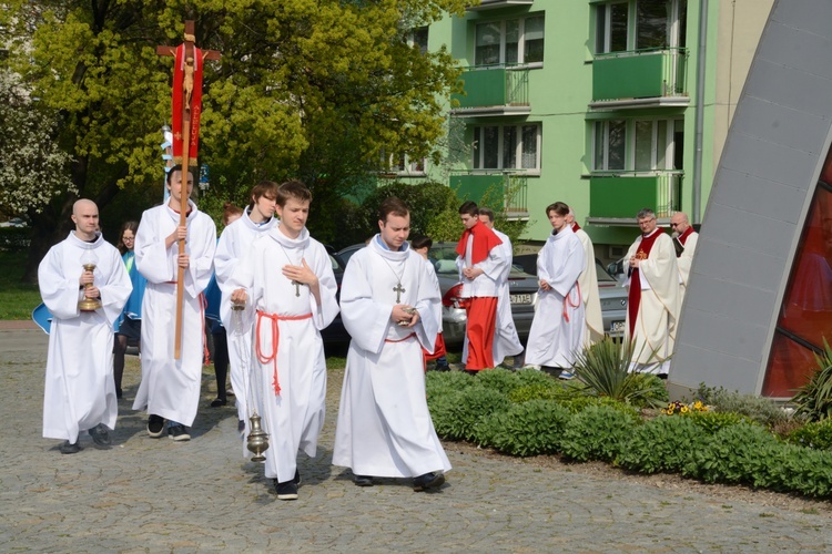 Wprowadzenie relikwii męczenników z Pariacoto do kościoła na Chabrach