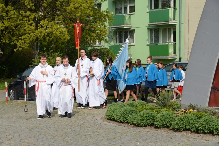 Wprowadzenie relikwii męczenników z Pariacoto do kościoła na Chabrach