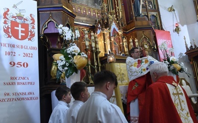 Błogosławieństwo Najświętszym Sakramentem na zakończenie procesji.