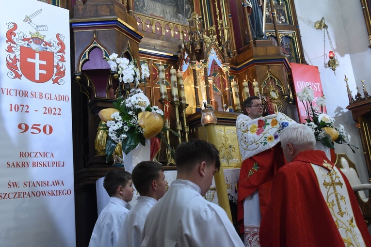 Błogosławieństwo Najświętszym Sakramentem na zakończenie procesji.