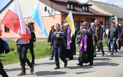 Pielgrzymka mężczyzn z Janowa Lubelskiego do Kocudzy.