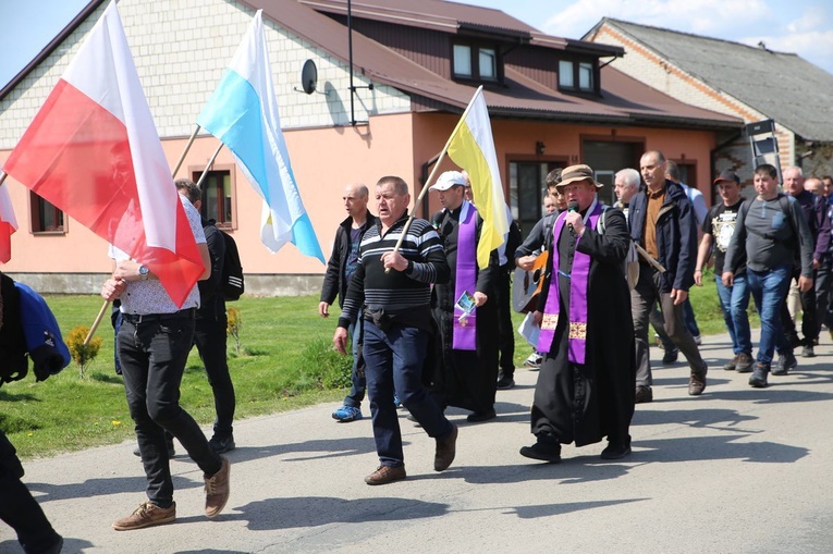 Pielgrzymka mężczyzn z Janowa Lubelskiego do Kocudzy.