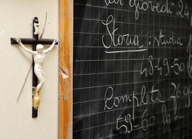 Włochy. Nieletni wandale zniszczyli krzyże w szkole