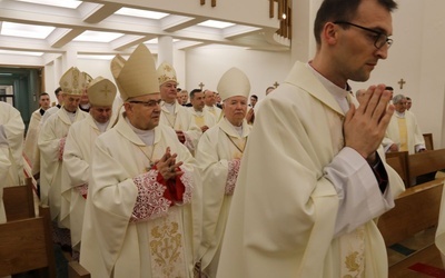 Procesja do ołtarza podczas Mszy św. jubileuszowej.