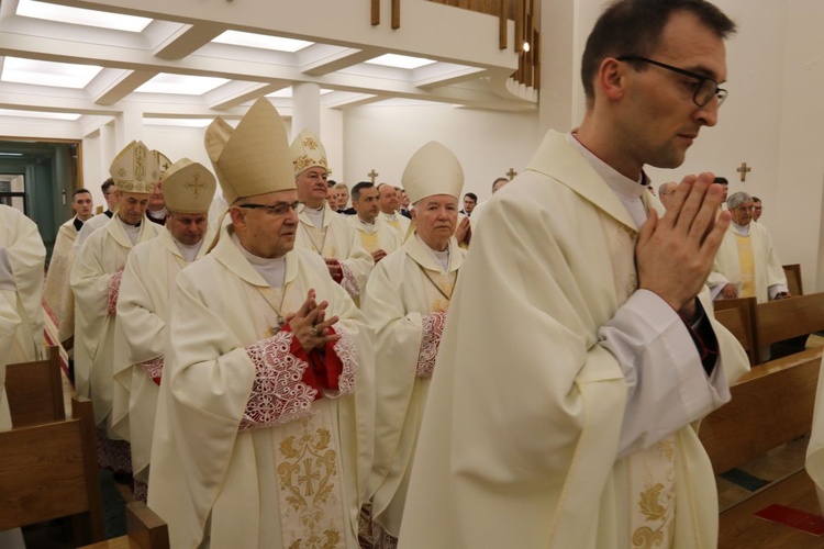 Procesja do ołtarza podczas Mszy św. jubileuszowej.