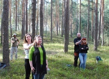 Terapeutyczne właściwości lasu można wykorzystać na wiele sposobów.