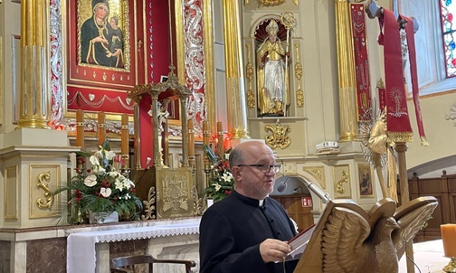 Ks. Zbigniew Jurasz zapraszał do odwiedzania sanktuarium Matki Bożej i kościola św. Jana Kantego. 