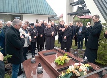 Modlitwa nad grobem ks. Kumora w Niskowej.