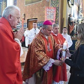 Procesja z darami w Chorzelowie. Świeca symbolizuje obietnicę ewangelizowania.