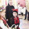 Dzieci z Podlesia w procesji z darami.