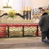 Trumna z ciałem świętego znajduje się przed ołtarzem.