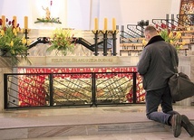 Trumna z ciałem świętego znajduje się przed ołtarzem.