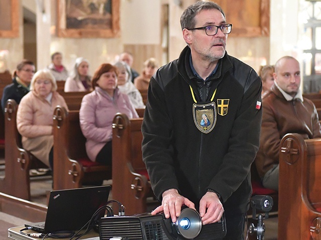 Gość z Bielska-Białej należy do Zakonu Rycerzy św. Jana Pawła II, a prywatnie jest szczęśliwym ojcem i mężem.