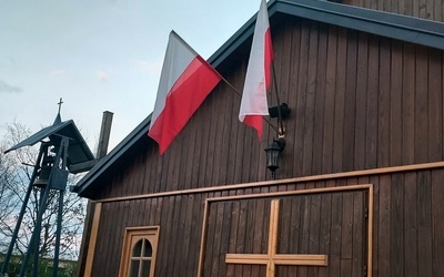 Polskie flagi przed wejściem do kościoła parafii pw. Chrystusa Kapłana znajdującego się na placu Wyższego Seminarium Duchownego w Radomiu.