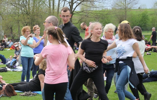 Odpoczynek i tańce na boisku w Wysokiej - 2022