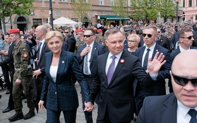 Prezydent: Na stole między Polakami i Ukraińcami często leżała broń, teraz został położony chleb 