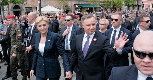 Prezydent: Na stole między Polakami i Ukraińcami często leżała broń, teraz został położony chleb 