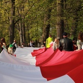 325-metrową flagę skierniewiczanie nieśli spod ratusza do parku miejskiego, gdzie odbyły się patriotyczne warsztaty.