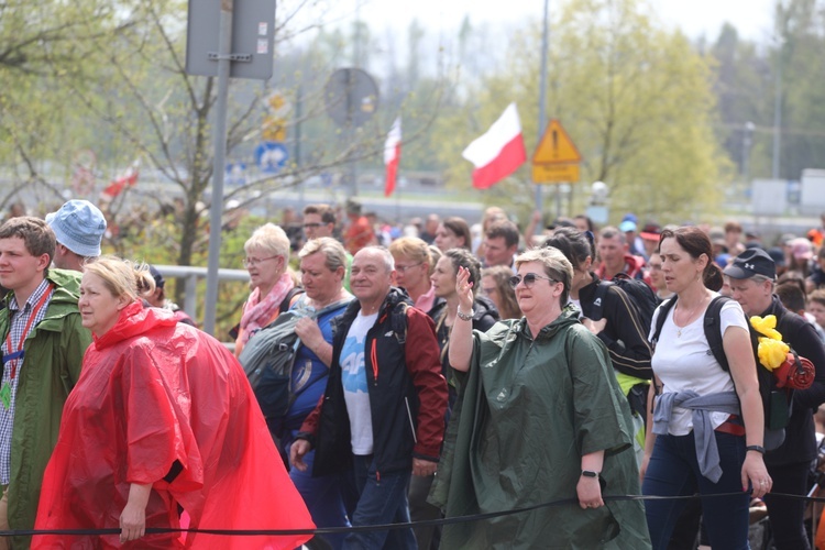 10. pielgrzymka łagiewnicka z Hałcnowa - w drodze z bazyliki św. Jana Pawła II do Jezusa Miłosiernego - 2022