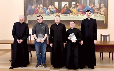 ▲	W seminaryjnym refektarzu (od lewej): ks. Marek Adamczyk, alumn Michał Zientarski, ks. Jacek Kucharski, alumn Jan Klimek i ks. Sławomir Czajka.