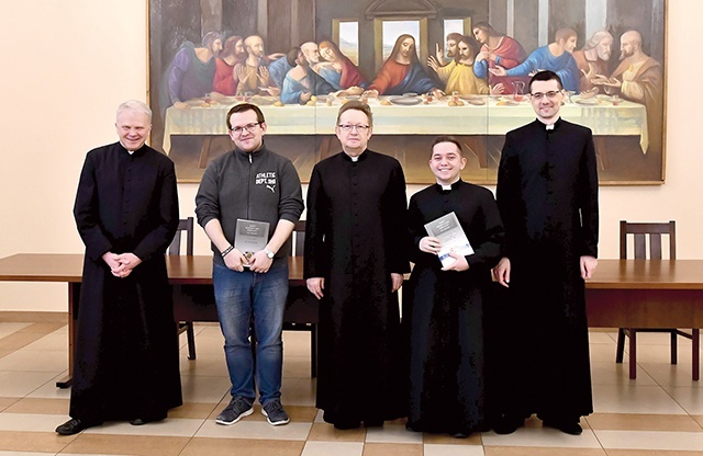 ▲	W seminaryjnym refektarzu (od lewej): ks. Marek Adamczyk, alumn Michał Zientarski, ks. Jacek Kucharski, alumn Jan Klimek i ks. Sławomir Czajka.