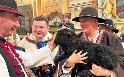 Ojciec Grzegorz Siwek powitał przyniesioną w darze owieczkę.