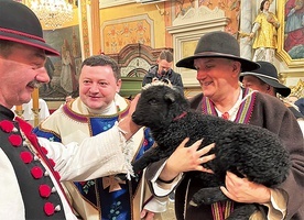 Ojciec Grzegorz Siwek powitał przyniesioną w darze owieczkę.
