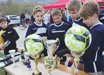 	Sportowe trofea zatrzymali gospodarze zmagań na murawie Halniaka.