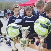 	Sportowe trofea zatrzymali gospodarze zmagań na murawie Halniaka.