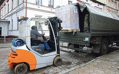 	Paczki z niezbędnymi produktami wciąż trafiają do cierpiących z powodu wojny. 