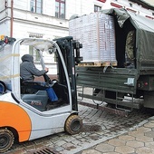 	Paczki z niezbędnymi produktami wciąż trafiają do cierpiących z powodu wojny. 