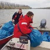 ▲	 Wolontariusze uzbierali 50 worków z nieczystościami.