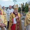 Mszy św. przewodniczył emerytowany już biskup.