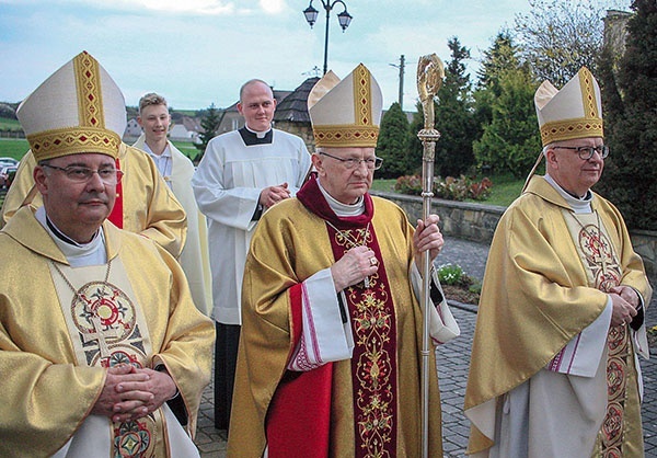 Mszy św. przewodniczył emerytowany już biskup.