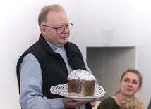 ▲	W podziękowaniu za opiekę ks. Radosław Kisiel otrzymał paschę, ukraińskie ciasto wypiekane na Wielkanoc.